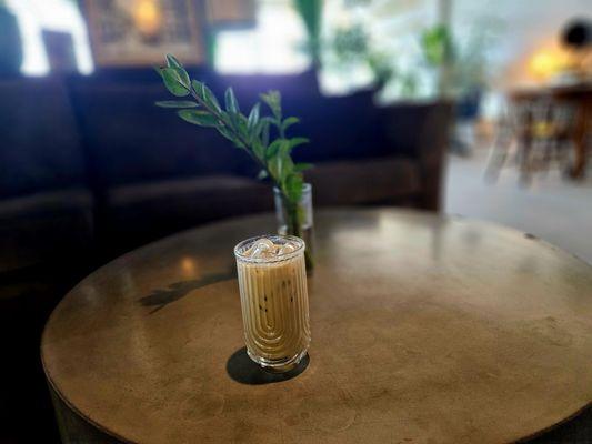 Delicious iced dulce de leche latte. Very calming, relaxed atmosphere and fun gifts as well.