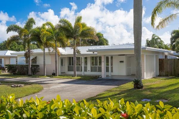 CLASSIC FL HOME/ PRICED TO SELL/ EASY TO SHOW/ DESIRABLE, SAFE, AFFLUENT LOCATION/RICH ENTRYWAY/ BRIGHT AND SPACIOUS/ LRG KITCHEN INCL STAIN