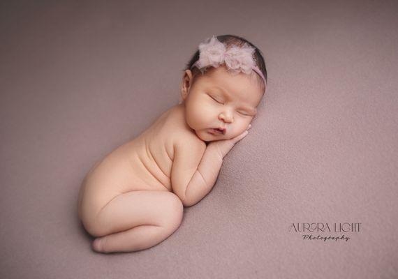Newborn Photography. Aurora Light Photography Studio.