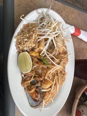 Seafood pad Thai