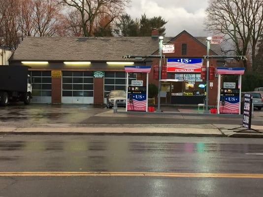 Full service gas station, no frills but good. Prices tend to be lower than most of the others nearby.