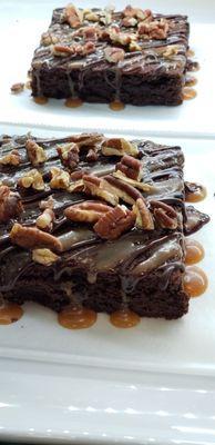 Dark chocolate brownie drizzled with caramel & chocolate ganache
