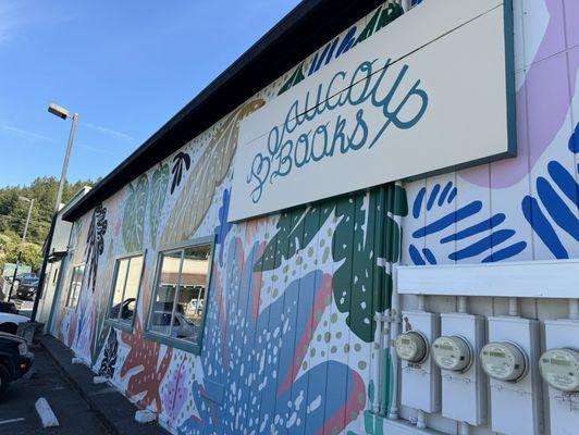 Beautiful mural outside the store, visible from Ray's