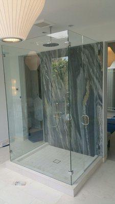 LEO'S MIRROR & GLASS