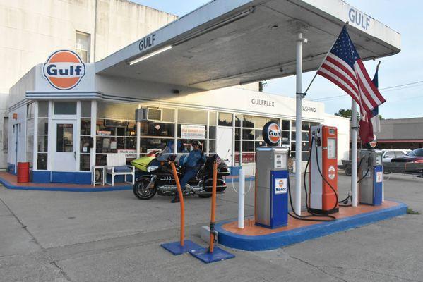 Downtown Hillsboro, Texas historic gulf station across from the Hill County Courthouse. Hillsboro, Texas