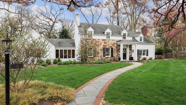 Lea Abrams - Coldwell Banker Realty