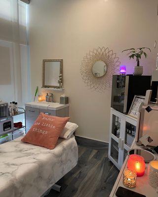 Our window rooms are hard to come by, we will have one available by March 18th 2024! We're accepting applications now!