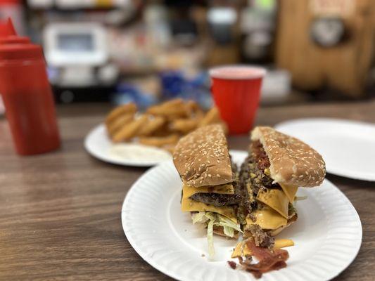 Sams Triple cheese burger (instagram: wooneats)