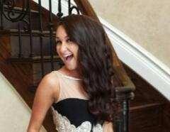 THIS COLOR AND STYLE GIVES YOU A TOTAL PROM LOOK.