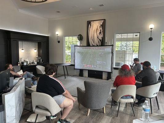 Guest were in & out all throughout the game.