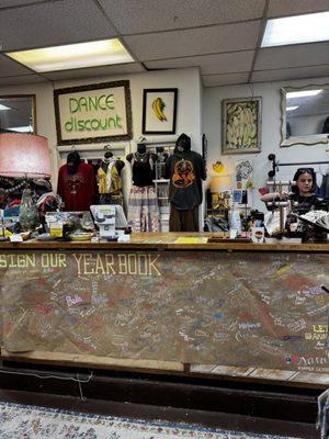 Anna Bananas Fine Consignment