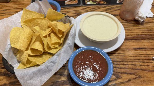 Chips and queso with complimentary salsa