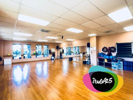 Wood floors, clean installations and free parking