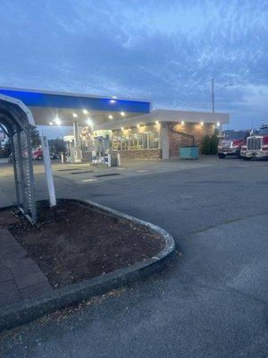 They took more than 50 minutes to "clean the restrooms" Like she was taken her break in there