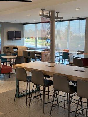 Breakfast/lobby area (open concept)