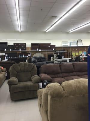 Milford Big Lots -- 146 South Main Street / Route 140, Milford            Interior