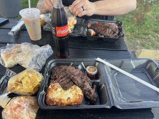 Res con tajadas, queso frito y gallo pinto!