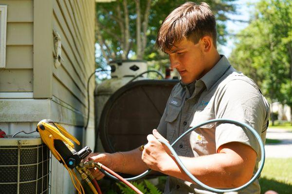 TECHNICIAN STARTING A AC SYSTEM
