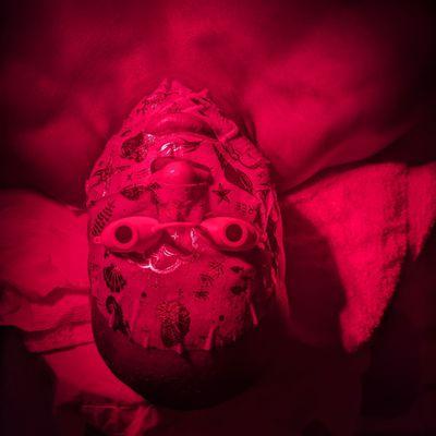 Red light therapy and a facial mask. Is a great way to rejuvenate the skin!