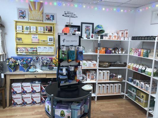 Candles, soap, cards, tea. Towels.