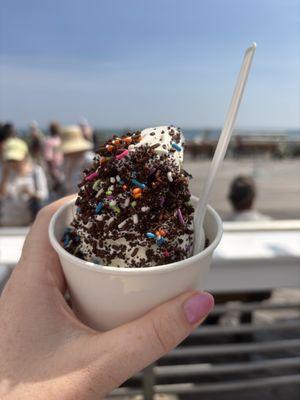 Vanilla ice cream with crunchies / rainbow sprinkles