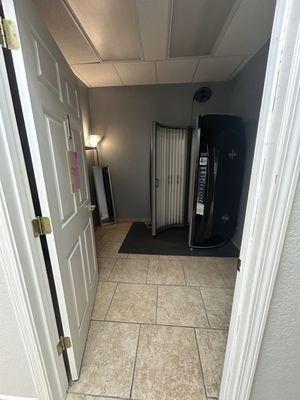 Stand-up tanning bed with amazing bulbs!