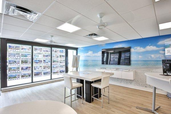 Michael Saunders & Company's St. Armands Sarasotas Office. Luxury Homes & Condos. Member of Leading Real Estate Companies of the World.