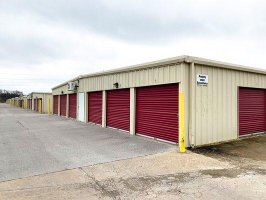 Easy Stop Storage in Centerton, AR offers plenty of space for convenient drive-up access to and from your storage unit!