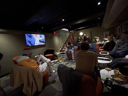 Good games, good tvs/football, good drinks (little expensive tho), good service. 9/10 will come back