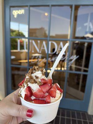 Vanilla with strawberries and granola