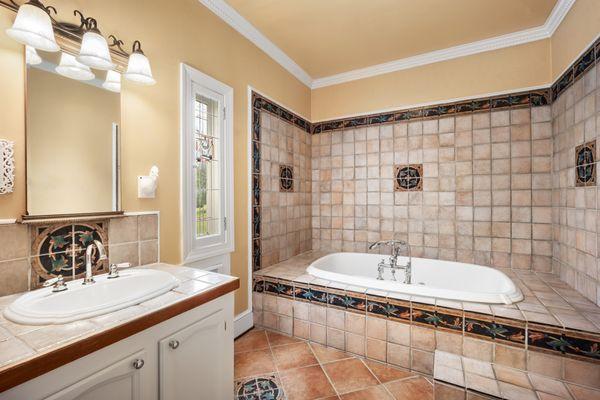 Private bathroom in the Van Gogh king suite