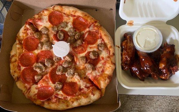Small pepperoni and sausage pizza. Bbq wings. Good.