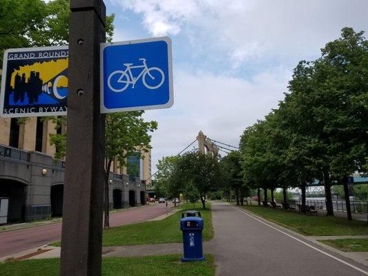 Northbound between the Third Avenue and Hennipen Bridges. At center top is one of the Hennepin Bridge towers.
