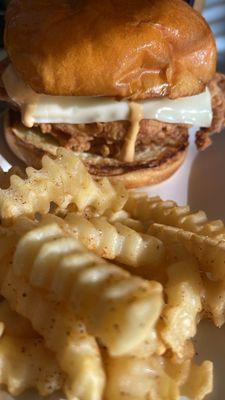 Fried salmon sandwich w/fries