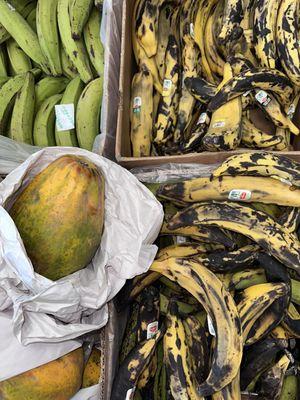 Come get some delicious plantains and papayas!