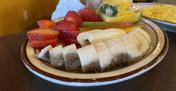 They literally served my daughter with this fruit plate!!! Yuck! A rotten banana!