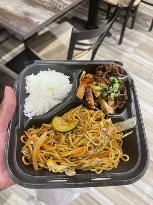 Stir fried noodles with chicken and beef