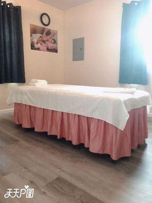 Single massage table room