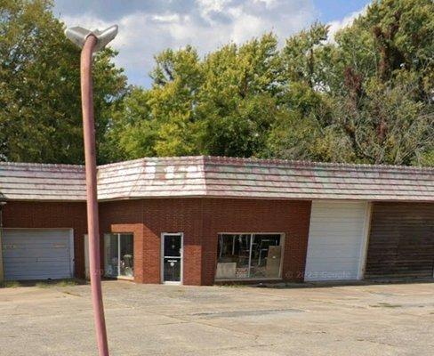 R COX AUCTIONS
611 North 14th Street
Murphysboro Illinois 62966
618-559-5254