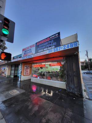 adentro de la oficina Americana Travel/ inside Americana Travel.