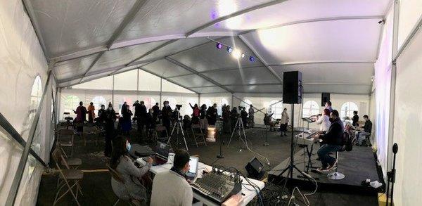 Reuniones bajo carpa