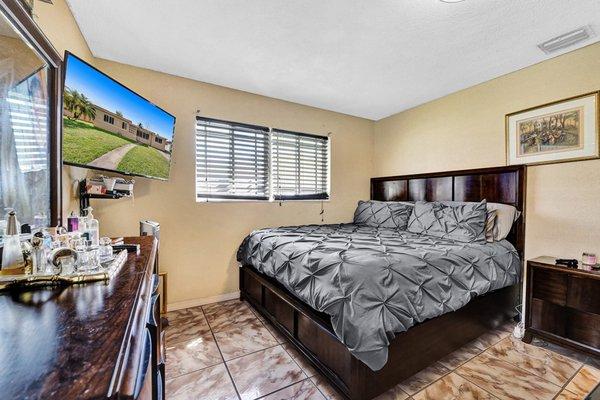 DJ Sells Homes - D'Joumbarey Moreau