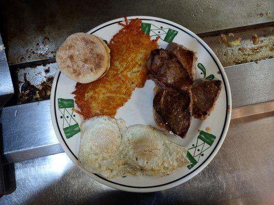 Steak and eggs with hashbrowns
