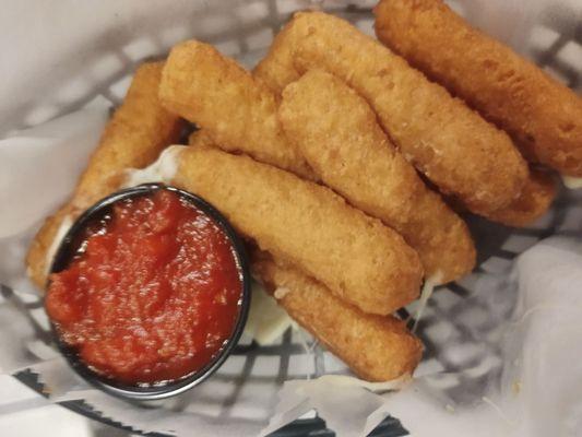 Mozzarella sticks with marinara sauce