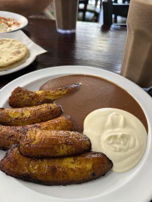 Platanos con frijoles y crema