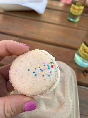 Strawberry cream macaroon