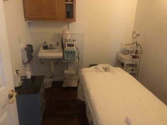 Here's one of the facial rooms, I like the lighting in these rooms, is warm and dim, not too bright to hurt your eyes
