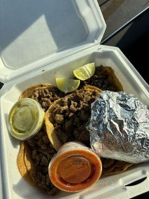 Asada tacos with veggies on the side. The green salsa is to die for it's the perfect blend and kick of spice.