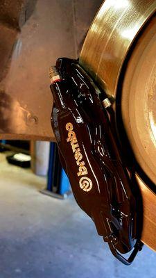 Stock calipers painted by Francisco at Miracle Wheels Repair.