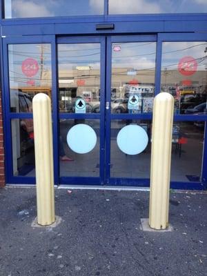 It's open 24hrs so that's good! This door is broken!! They need to fix it already!